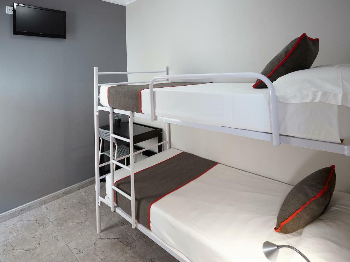 Hostal Mas Ferrer Cornellá de Terri Dış mekan fotoğraf